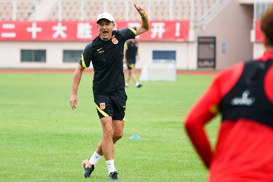 大岛渚因此而获得了两个思想视角，并以此来审视影片中的日本人:欧洲文化的视角和受到欧洲文化冲击的日本电影作者的视角。
